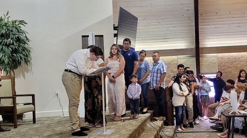 LOS ADULTOS JÓVENES SON LOS PRIMEROS EN FIRMAR EL ROLLO DE CARTA EN LA INAUGURACIÓN DE LA IGLESIA HISPANA DE MONTROSE