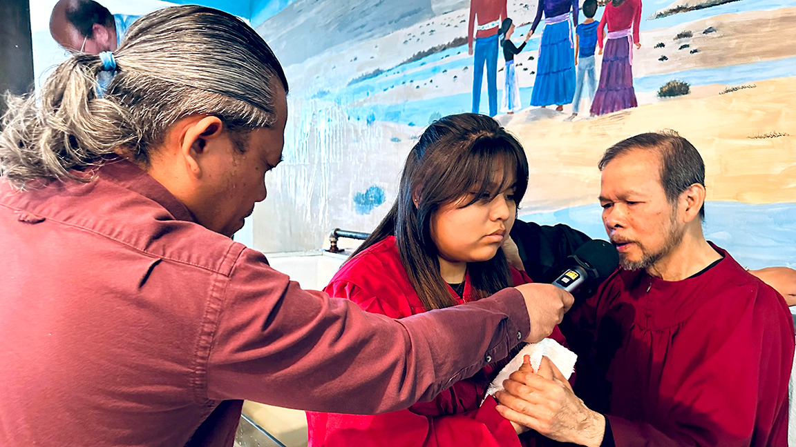 TEN NAVAJO BELIEVERS BAPTIZED AT LA VIDA MISSION