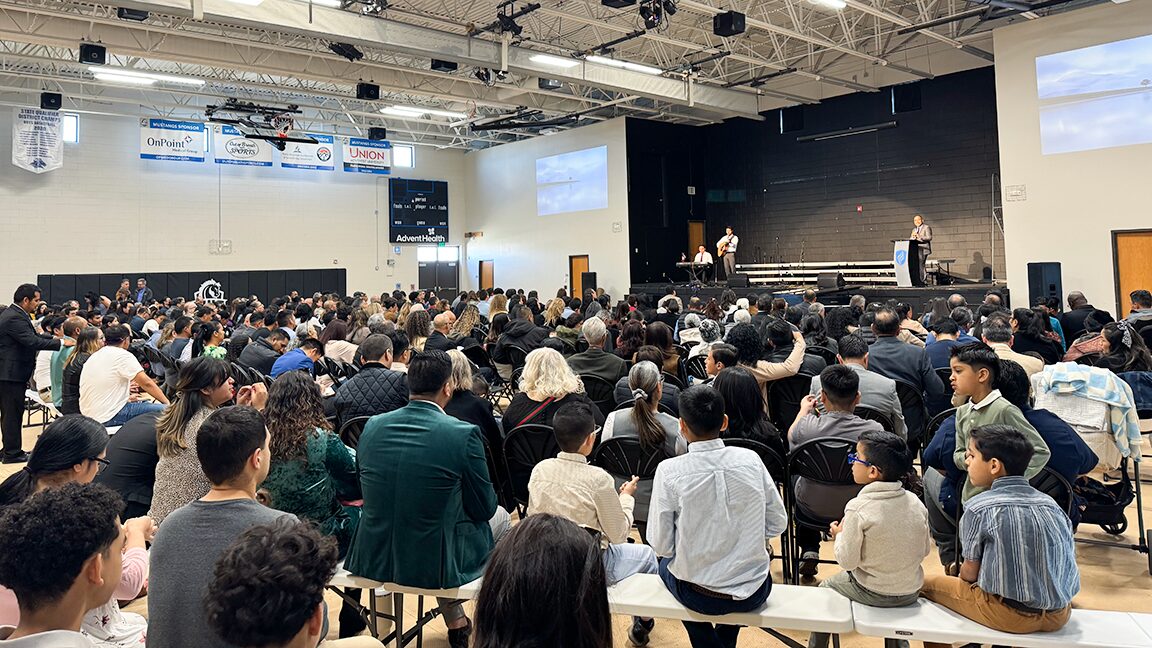 IGLESIAS HISPANAS DE RMC SE UNEN EN MILE HIGH ACADEMY PARA UN “DÍA DE LA HERMANDAD”